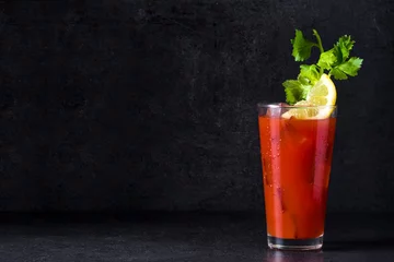 Fototapeten Bloody Mary-Cocktail im Glas auf schwarzem Hintergrund. Exemplar © chandlervid85