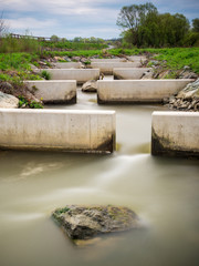 Sperre bei Hochwassere am Bach