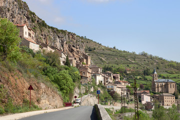 Le village de peyre accroché à sa falaise
