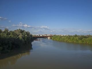 Fototapeta na wymiar Río Guadalquivir a su paso por Córdoba / Guadalquivir River as it passes through Cordoba