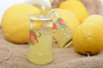 bicchieri di limoncello liquore tipico al limone del sud italia capri sorrento