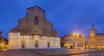 Fototapeta na wymiar Bologna - The Basilica di San Petronio, Palazzo Comunale and Piazza Maggiore square in morning dusk