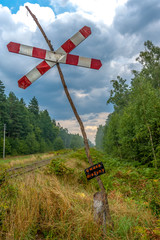 Uwaga - tablica ostrzegawcza w lesie przy torach kolejowych - obrazy, fototapety, plakaty