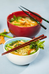 Nudelsuppe mit Mie-Nudeln, Karotten, grüne Bohnen, Paprika, Minze und Chili, Studio