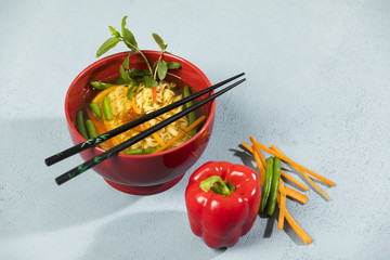 Nudelsuppe mit Mie-Nudeln, Karotten, grüne Bohnen, Paprika, Minze und Chili, Studio