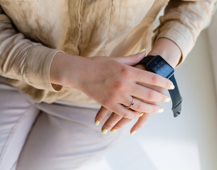 Obraz na płótnie Canvas Woman holding a smartwatch