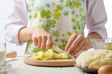 The chef cleanses apples against a light background. For apple pie