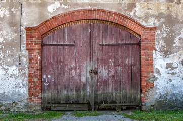 drzwi do starej stodoły - obrazy, fototapety, plakaty