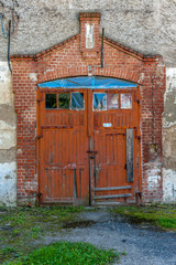stara brama wejściowa do stodoły - obrazy, fototapety, plakaty