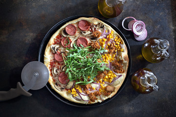 Pizza wegańska.
Włoska pizza.
Restauracja włoska, wegetariańska pizza z warzywami  pieczona w kamiennym piecu
 - obrazy, fototapety, plakaty