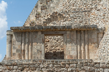 Puerta de una pirámide de la ciudad arqueológica de Uxmal Mérida Yucatán.