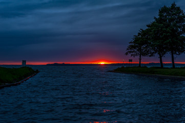 zachód słońca nad jeziorem po burzy
