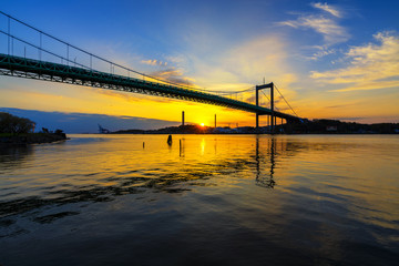 Obraz premium Bridge in sunset