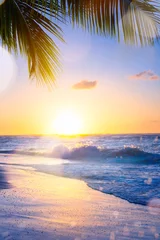Fototapeten Kunst Sommerferien drims  Wunderschöner Sonnenuntergang über dem tropischen Strand © Konstiantyn