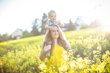 durch das Rapsfeld laufen