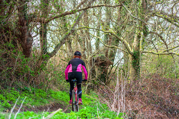 femme en vélo tout terrain