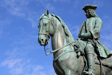 Fototapeta na wymiar Statue centrale de la place Maria-Theresien-Platz à Vienne