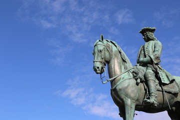 Fototapeta na wymiar Statue centrale de la place Maria-Theresien-Platz à Vienne
