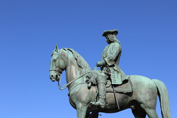 Fototapeta premium Statue centrale de la place Maria-Theresien-Platz à Vienne
