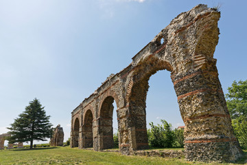 Fototapeta na wymiar Quelques arches de l'aqueduc Romain du Gier