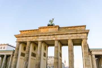Berlin Brandenburger Tor bei Sonnenuntergang von hinten 
