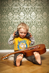 Kleiner Junge spielt Gitarre