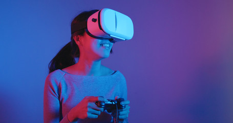 Obraz na płótnie Canvas Woman play game with VR at night