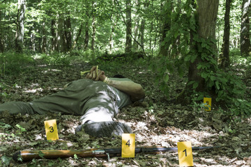 Cadavre d'un homme assassiné sur un chemin forestier 