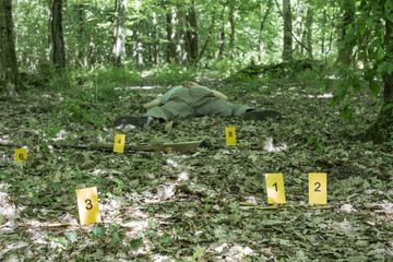 Cadavre d'un homme assassiné sur un chemin forestier 