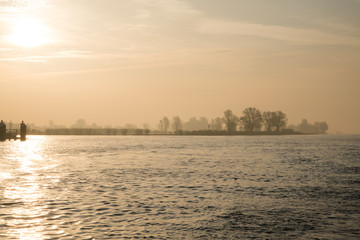 Sonnenaufgang über dem Rhein