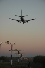 Flugzeug im Landeanflug Berlin Tegel