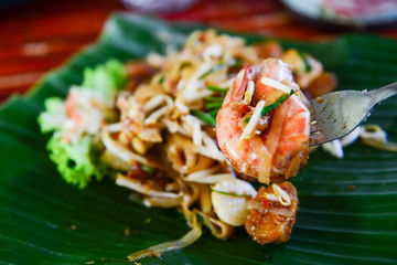 Fried noodles with shrimp or pad thai