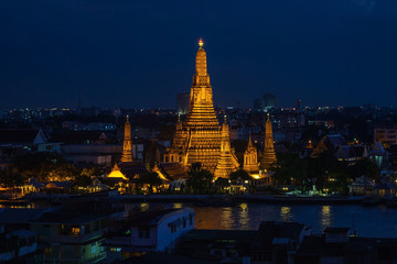 Fototapeta premium Wat Arun Temple o zmierzchu w Bangkoku w Tajlandii.