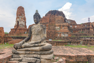 Obraz premium Ruins of old temple in Ayutthaya Historical Park, Ayutthaya, Thailand