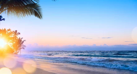 Foto auf Alu-Dibond Kunst Sommerferien drims  Schöner Sonnenaufgang über dem tropischen Strand © Konstiantyn