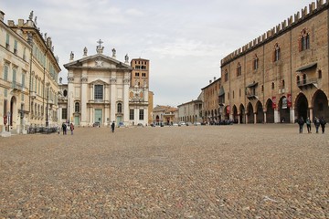 Fototapeta na wymiar The famous Renaissance square Piazza Sordello in Mantua. View of the cathedral San Pietro and Palazzo Ducale. Northern Italy, South Europe.