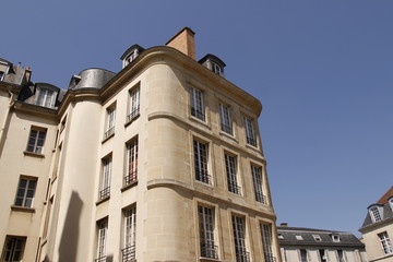 Fototapeta na wymiar Immeuble ancien du quartier du Marais à Paris 