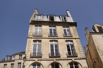 Immeuble ancien du quartier du Marais à Paris	