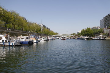 Fototapeta na wymiar Port de l'Arsenal à Paris