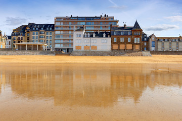 Fototapeta na wymiar Saint-Malo. Sandy beach at low tide.