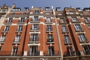 Immeuble en briques rouge à Paris