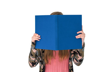 Mädchen liest ein großes blaues Buch, dessen Cover mit einem Text versehen werden kann