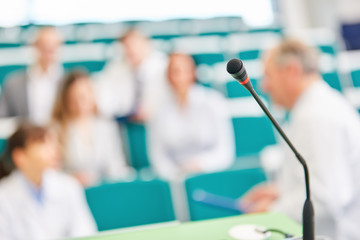 Ärzte und Studenten in einer Prüfung im Hörsaal