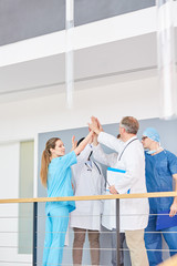 Obraz premium Ärzteteam der Klinik gibt sich ein High Five