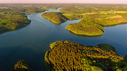Trinkwasser-Talsperre im Sonnenuntergang 