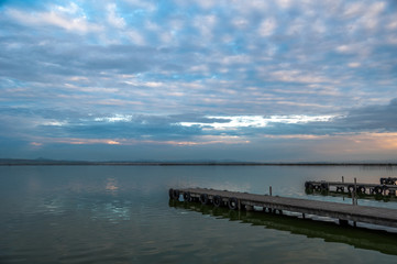 Fototapeta na wymiar Embarcadero en el lago