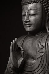 Het zwart-wit beeld van gepacificeerde en verkregen verlichting Boeddha, met de hand omhoog, alsof hij tot ons zou spreken - oké.