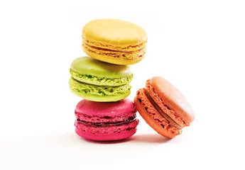 Foto op Plexiglas Macarons Verse felgekleurde Macarons, of bitterkoekjes geïsoleerd op wit