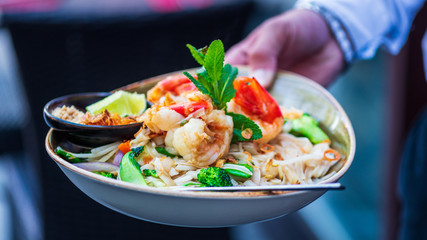 Vietnamesisches und Thailändisches Essen schön angerichtet und im Restaurant serviert mit...