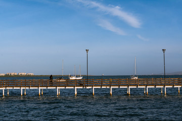 Naklejka premium Los jóvenes están en el muelle de la Paz Baja California México.